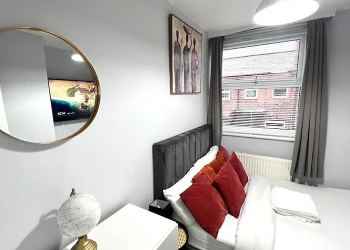 Luxury Spacious 4 Bedroom House - Free Parking - 5 Mins From Centre